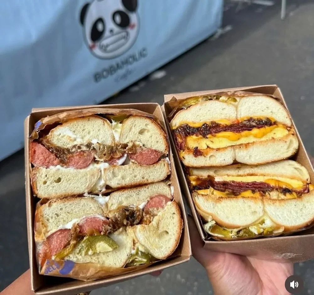 Brinch curbside with us every Sunday with tasty street eats like @sullyeatswa ! No reservations required. #seattlebrunch #seattle #shopsmall #fremontsundaymarket #seattlefoodie #bagelsandwich מפת המלצות ללאס וגאס
