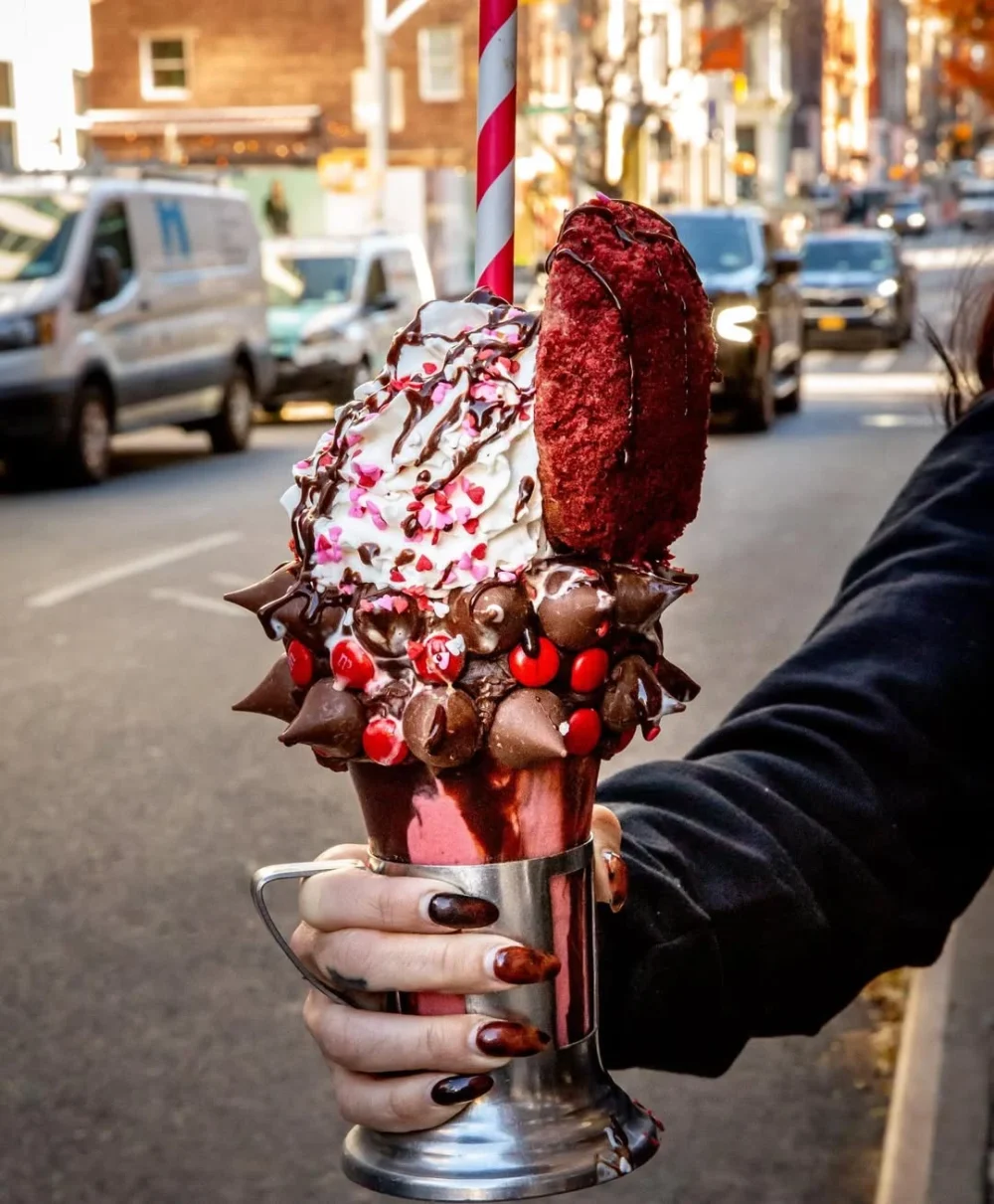 Last call for THE RED VELVET COOKIECRAZYSHAKE® Available at all US locations through today only. In partnership with @lastcrumb #blacktapthat #desserttime מפת המלצות ללאס וגאס