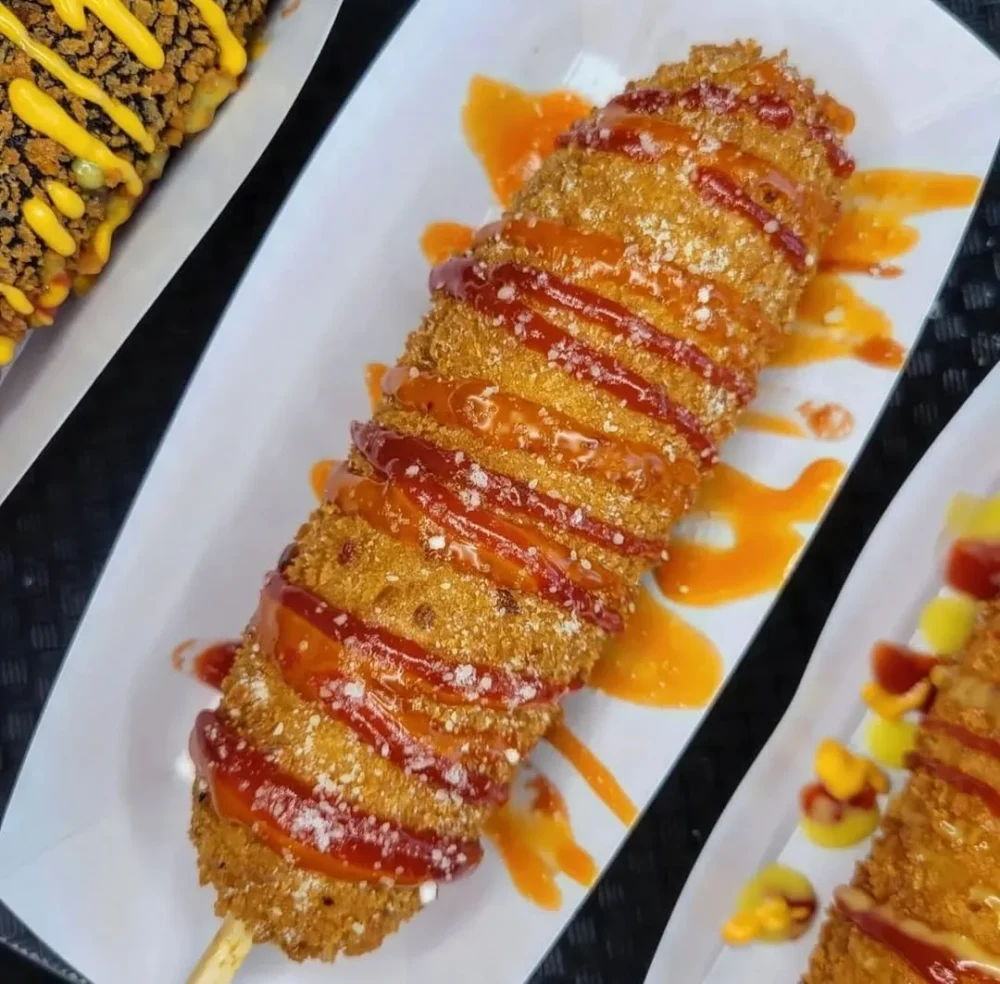What’s not to love about Korean cheese dogs by @puffleupseattle on a Saturday night with your friends indoors at our @seattlenightmarkets (21+). Swipe for some of the fun! מפת המלצות ללאס וגאס
